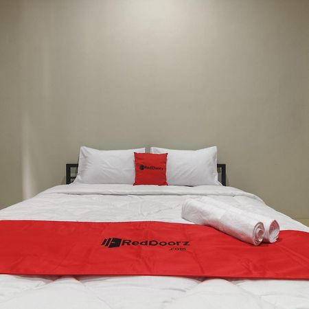 Reddoorz Near Puri Indah Mall Джакарта Екстериор снимка
