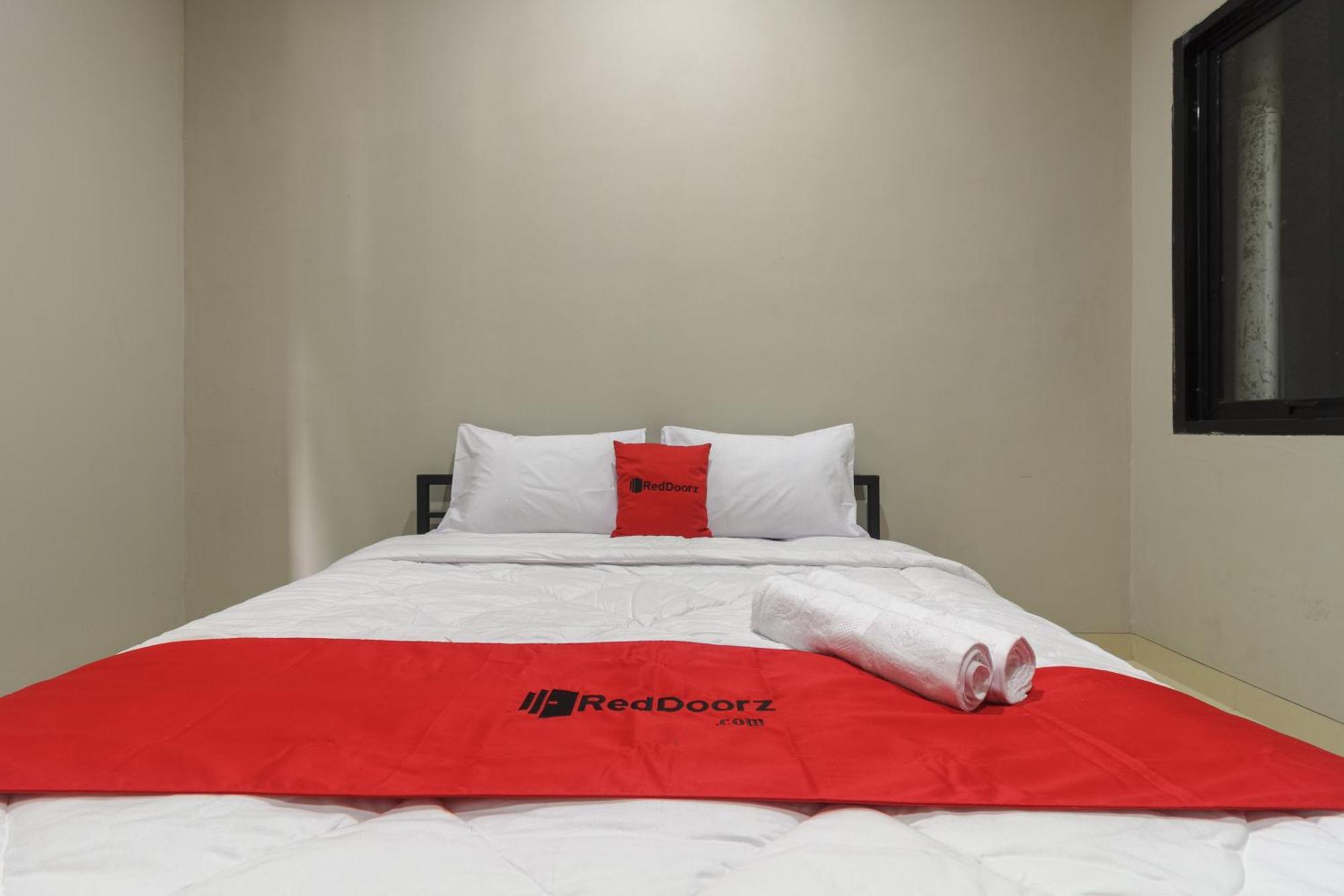 Reddoorz Near Puri Indah Mall Джакарта Екстериор снимка