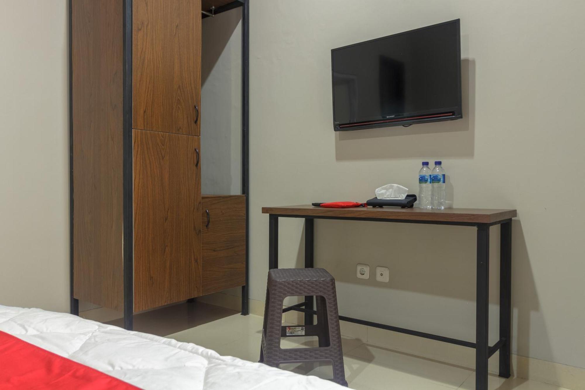 Reddoorz Near Puri Indah Mall Джакарта Екстериор снимка