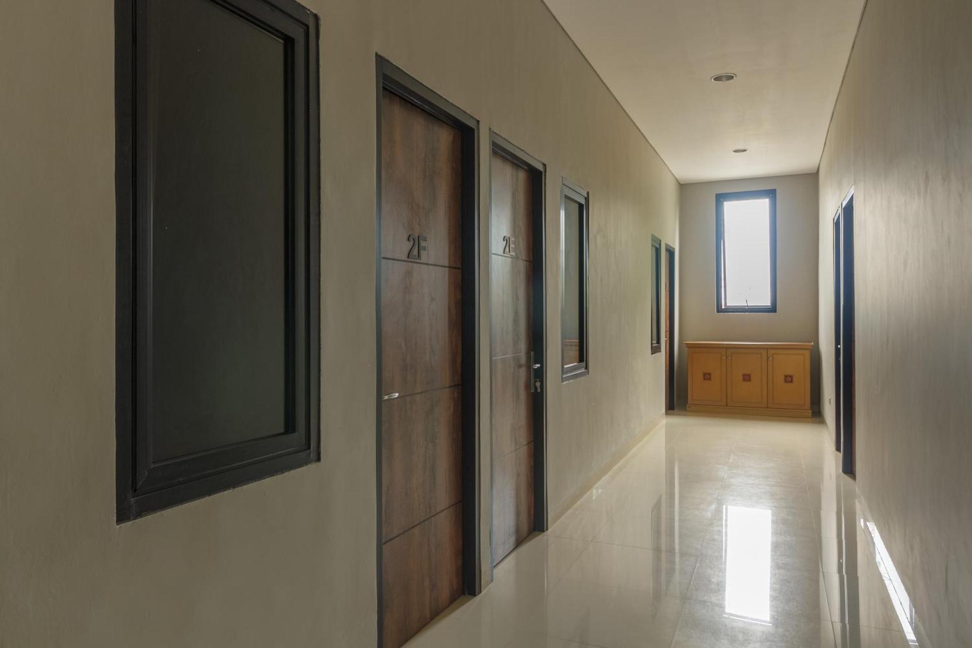 Reddoorz Near Puri Indah Mall Джакарта Екстериор снимка