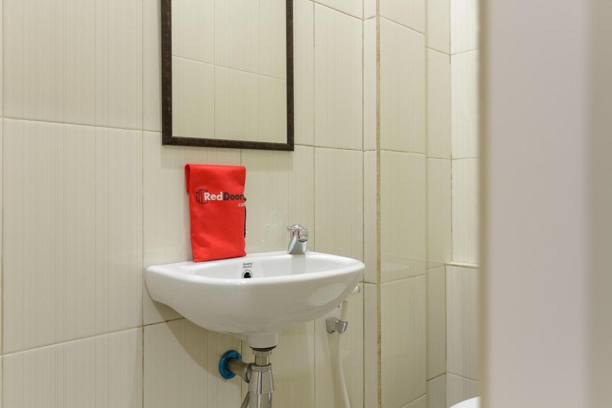 Reddoorz Near Puri Indah Mall Джакарта Екстериор снимка
