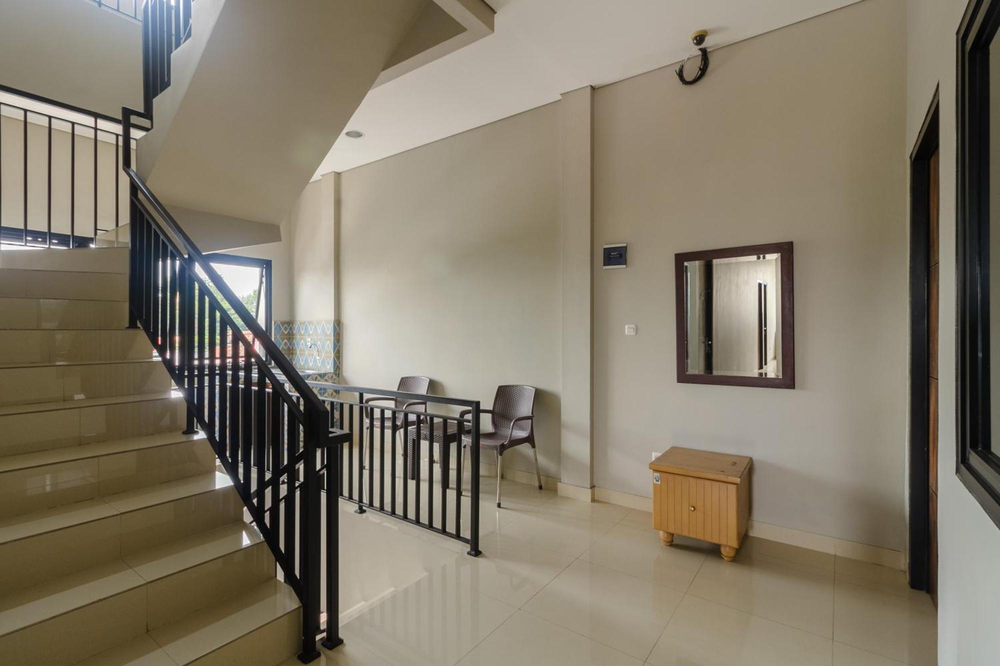 Reddoorz Near Puri Indah Mall Джакарта Екстериор снимка