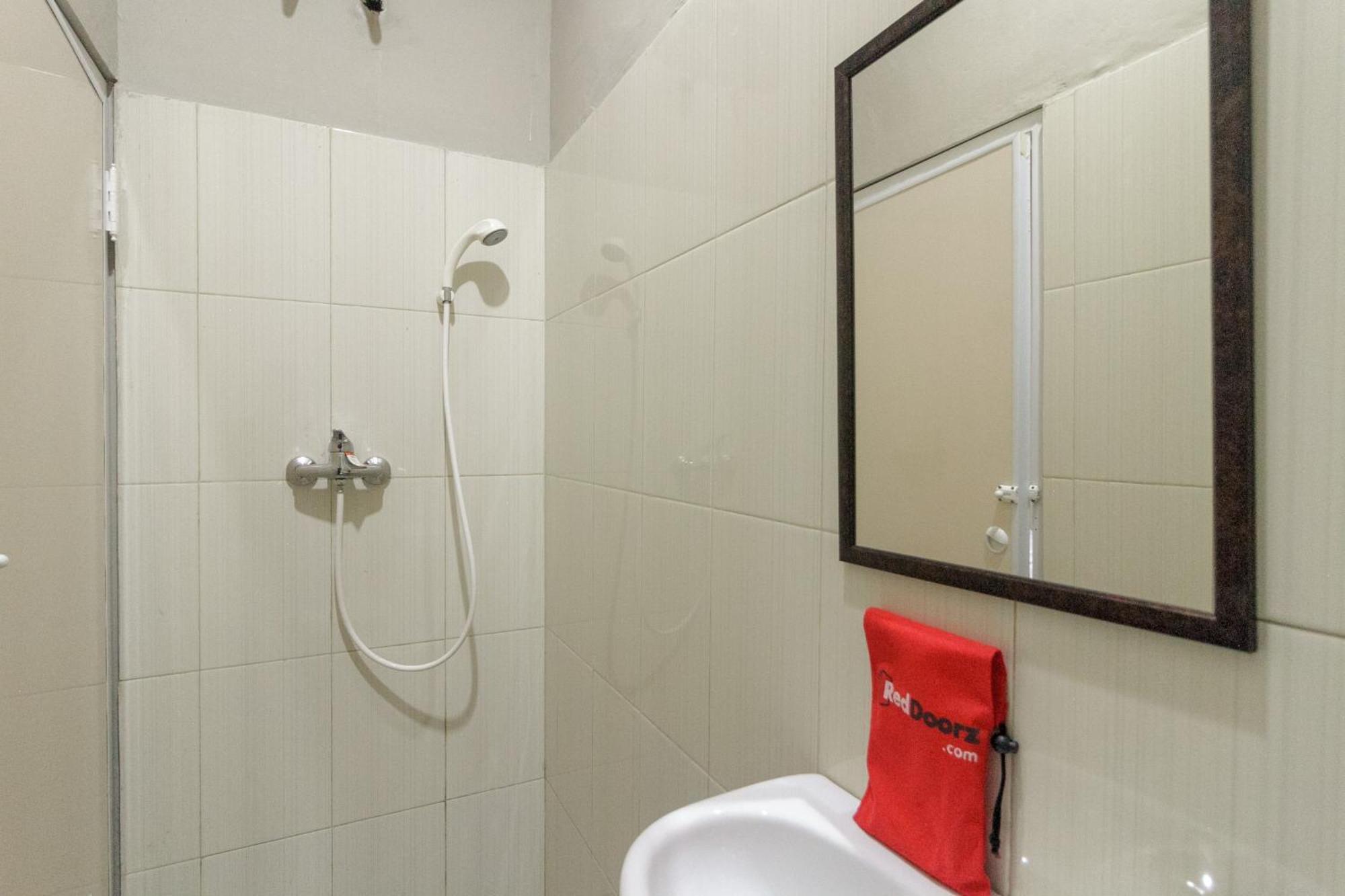 Reddoorz Near Puri Indah Mall Джакарта Екстериор снимка
