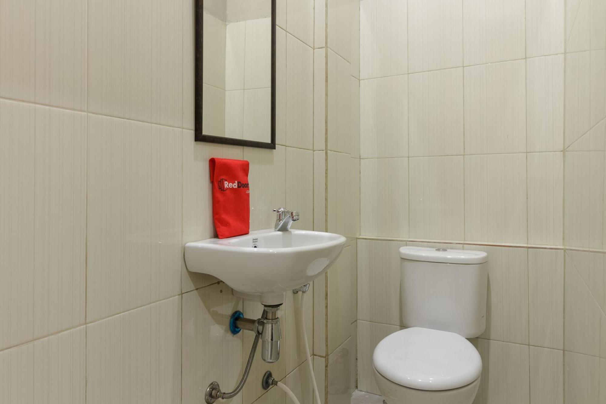 Reddoorz Near Puri Indah Mall Джакарта Екстериор снимка