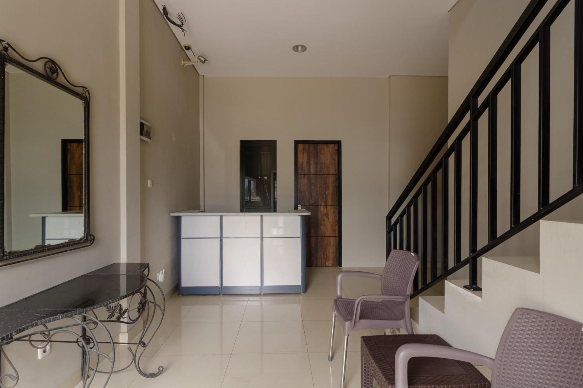 Reddoorz Near Puri Indah Mall Джакарта Екстериор снимка