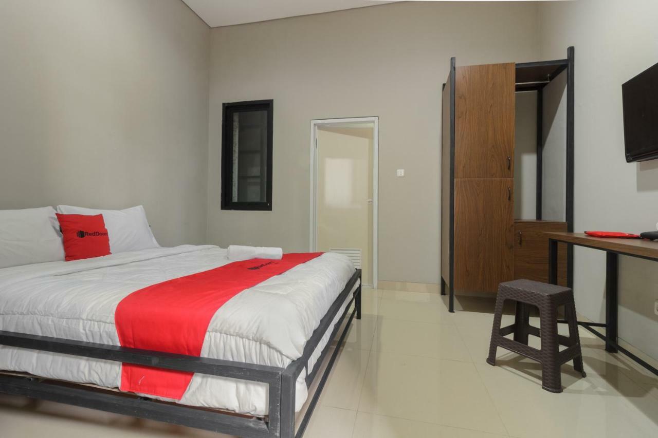 Reddoorz Near Puri Indah Mall Джакарта Екстериор снимка