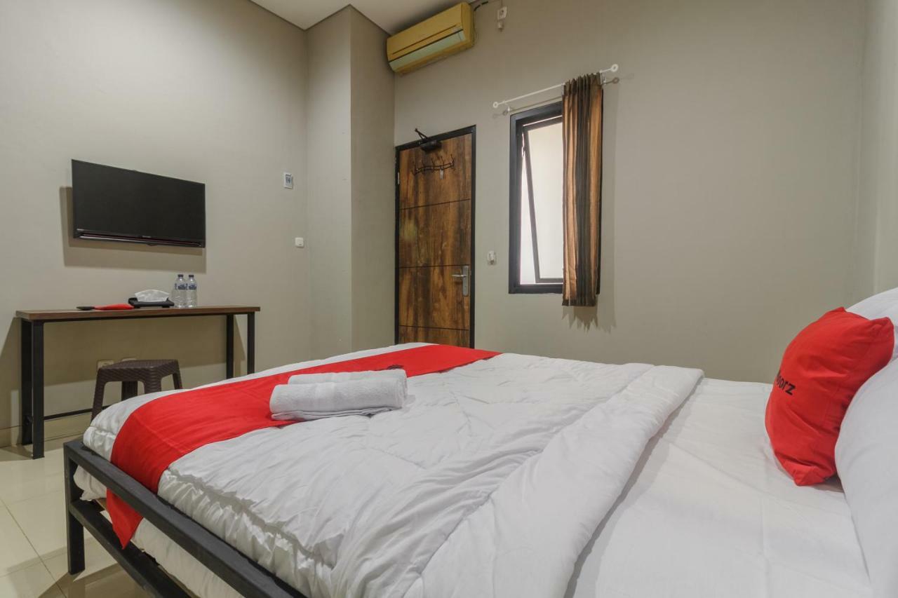 Reddoorz Near Puri Indah Mall Джакарта Екстериор снимка