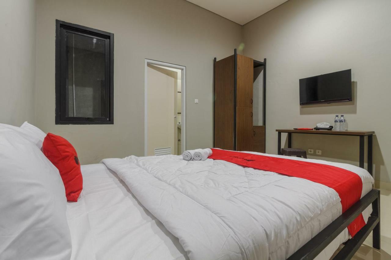 Reddoorz Near Puri Indah Mall Джакарта Екстериор снимка